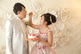 カラードレスでスタジオ撮影