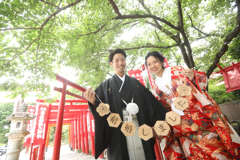 木彫りのガーランドと共に