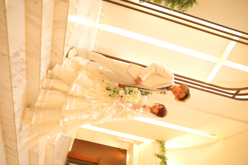 十字架をバックに