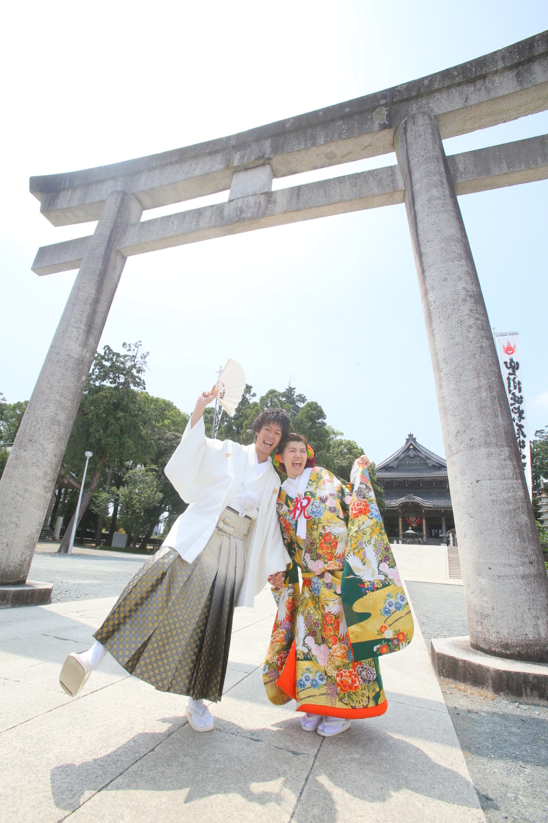 大きな鳥居と一緒に