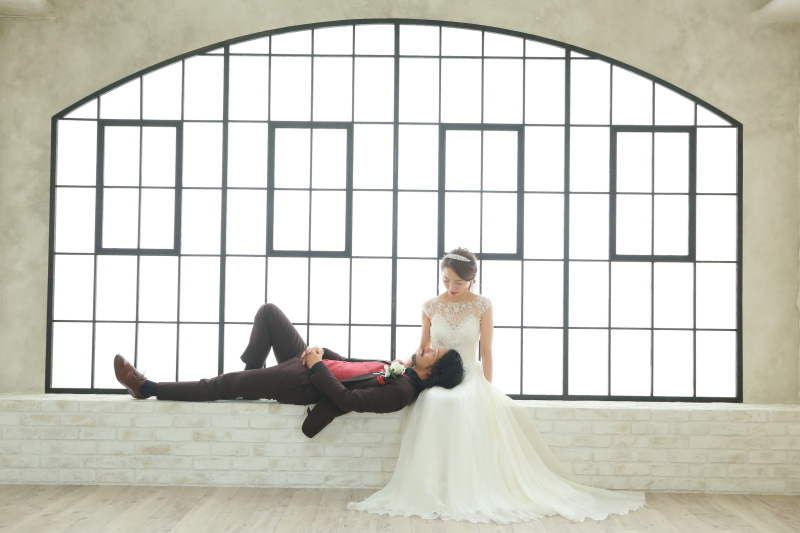 大きな窓の前で