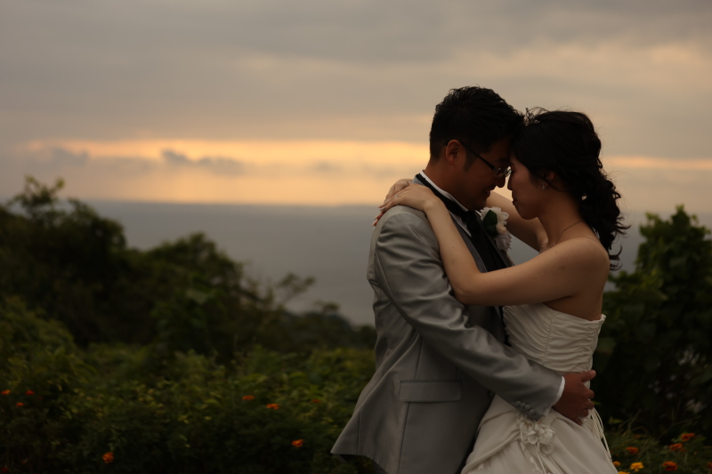 沈む太陽をバックに