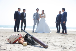 友達と一緒にロケーションフォトウエディング