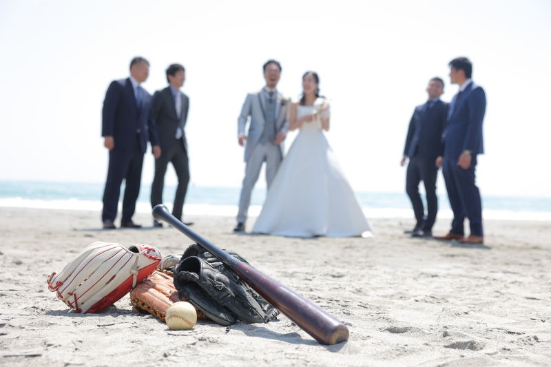 友達と一緒にロケーションフォトウエディング