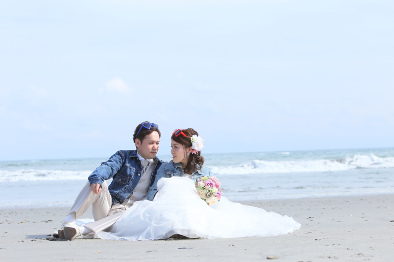 海をバックにカジュアルフォト