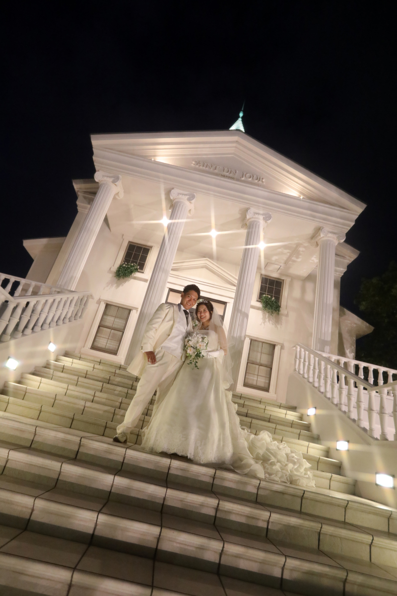 輝く大聖堂をバックに