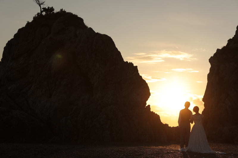石門と夕日をバックに