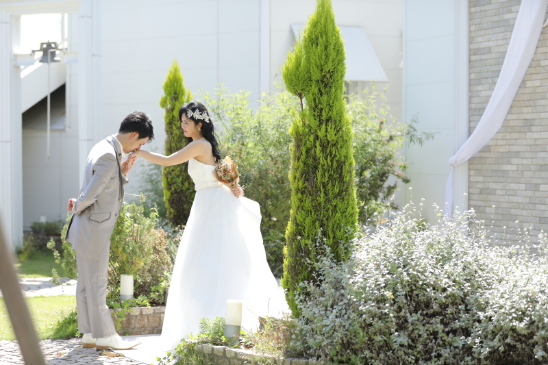 背景を沢山入れ込んだ写真も残せます。キラキラ緑を輝かせてくれる自然光はよりお二人を引き立たせれくれます♪