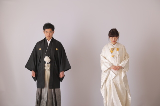 自然光を使ったシンプルな背景でお二人がより目立つように撮らせていただきました。ポーズや背景など希望があればもちろん、雰囲気に合わせこちらからもご提案させていただきます。