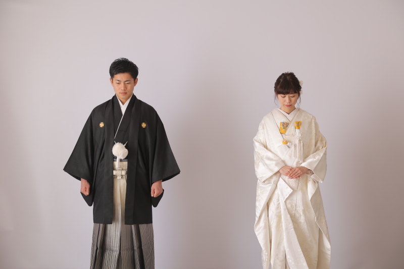 自然光を使ったシンプルな背景でお二人がより目立つように撮らせていただきました。ポーズや背景など希望があればもちろん、雰囲気に合わせこちらからもご提案させていただきます。