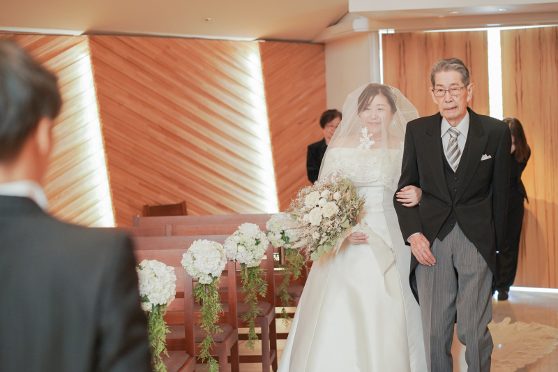 祝福に包まれながら入場☆バージンロード