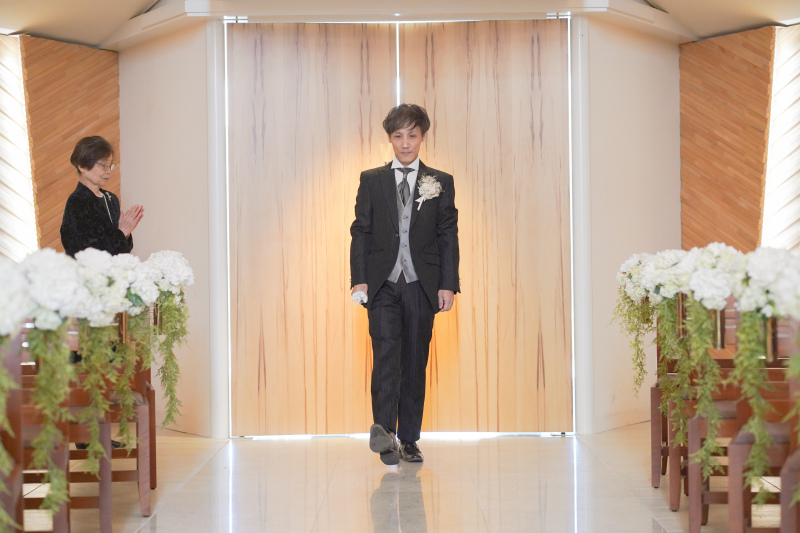 誓いの瞬間へ、新郎の堂々たる入場