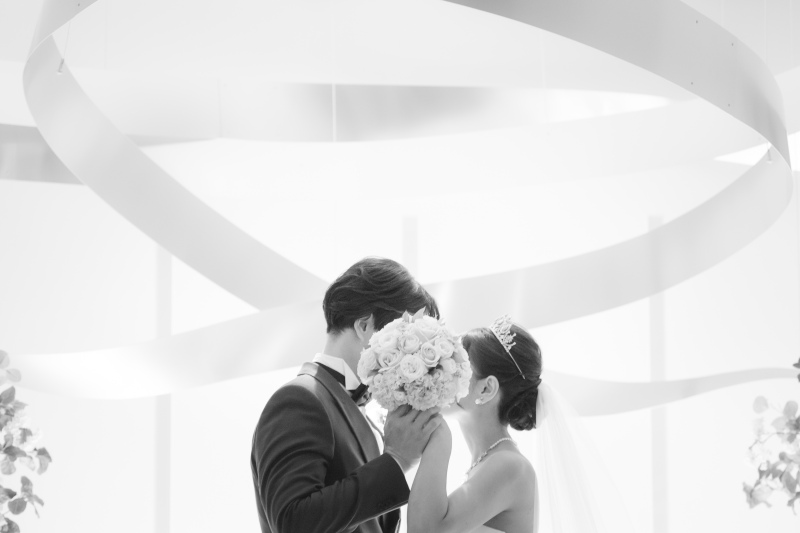 ブーケ越しに交わす、秘密のキス