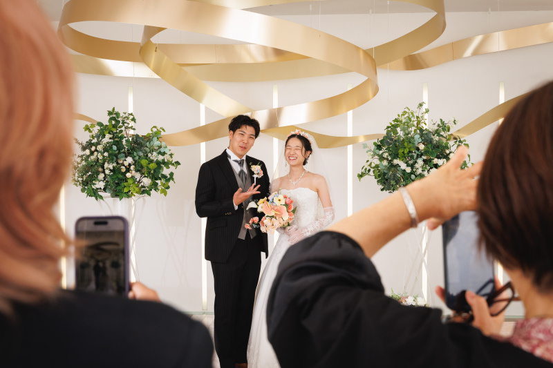 おふたりを撮影する背後から&hellip;