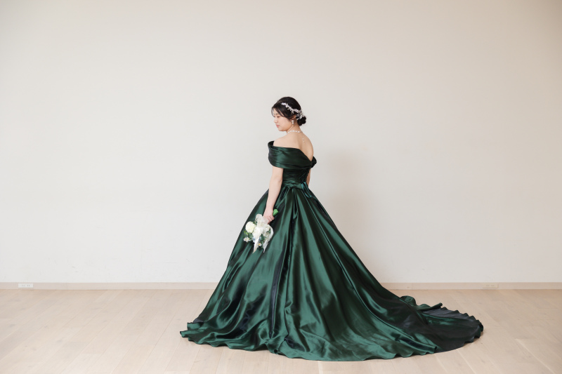 深みのあるグリーンのカラードレスで♪