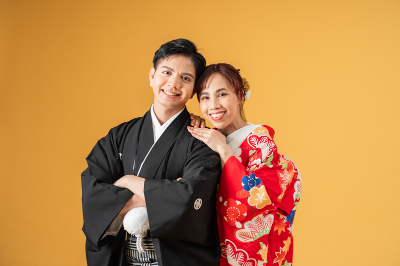 オレンジ背景の立ち姿