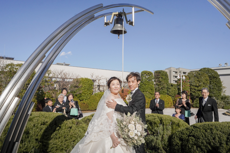 挙式後はチャペル前のガーデンで撮影タイム!