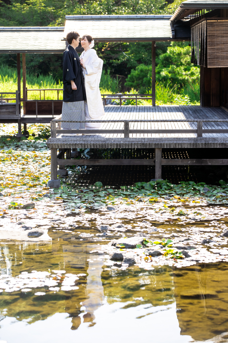 池に浮かぶ和室