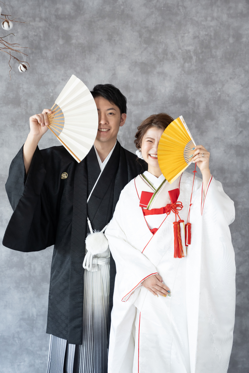 まずは白無垢 扇子でおちゃめなお顔隠しショット