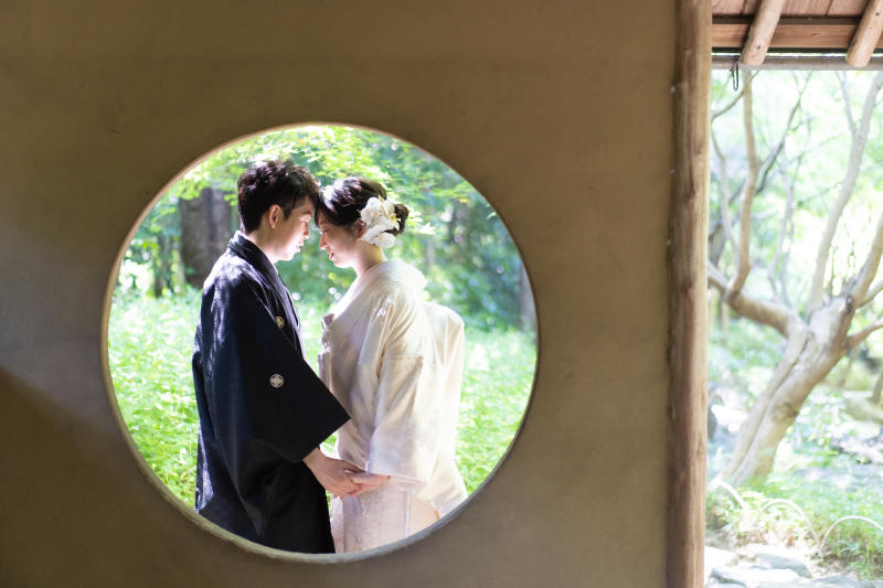 白鳥庭園　丸窓