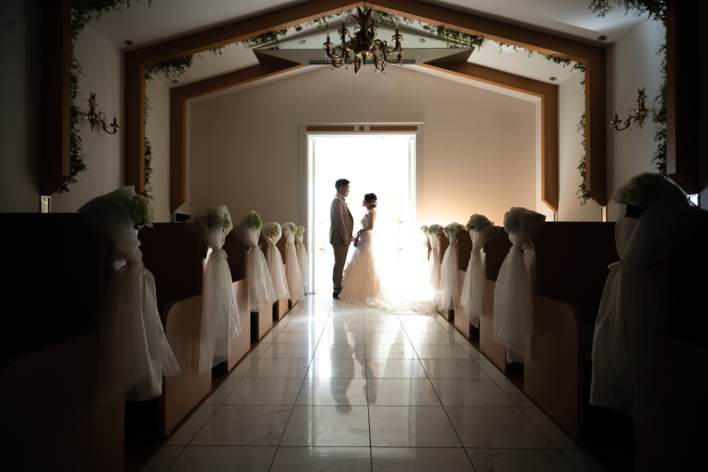 チャペルの照明を落として