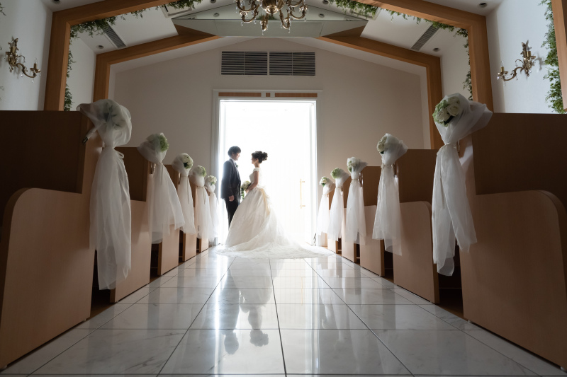 白いバージンロードのシルエットショット