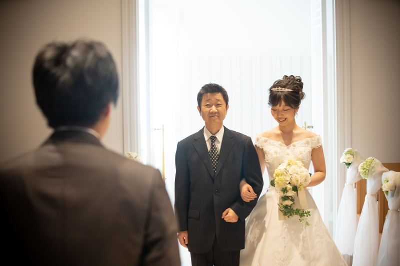 ウェディングドレスにチェンジお父様と入場ショット