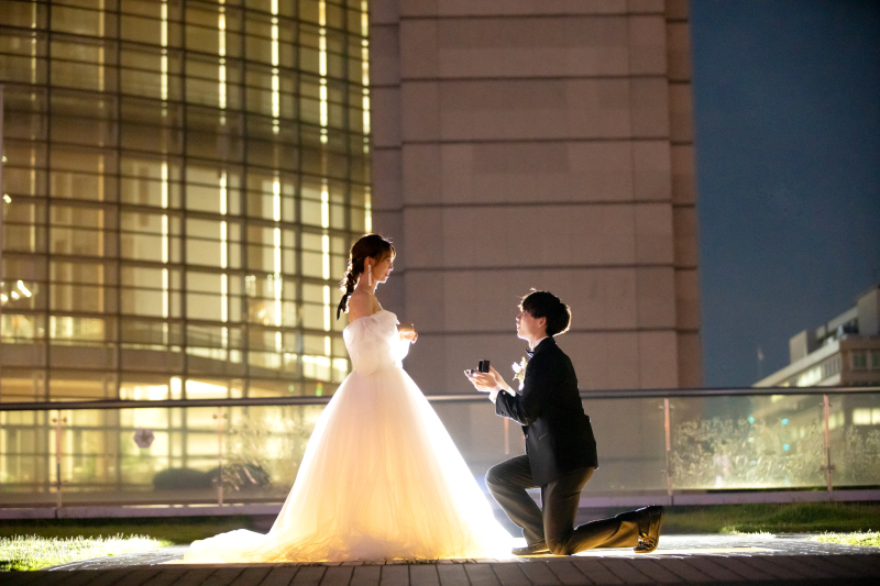 栄のビルをバックに