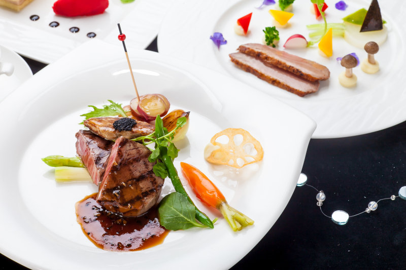 併設のフレンチレストランにて会食