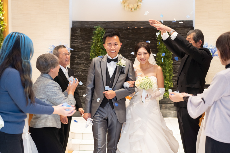 挙式のラストはフラワーシャワーで退場