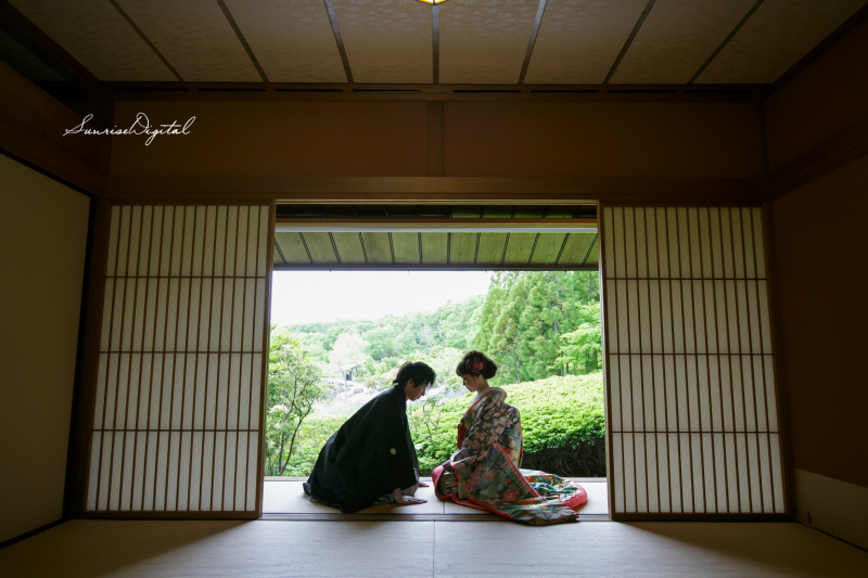 竹林、橋、池を持ち合わせた白鳥庭園