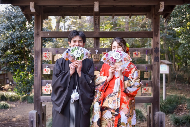 夫妻の扇子を持って