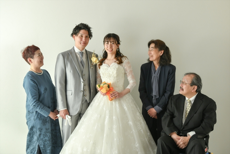 家族と一緒にスタジオ撮影