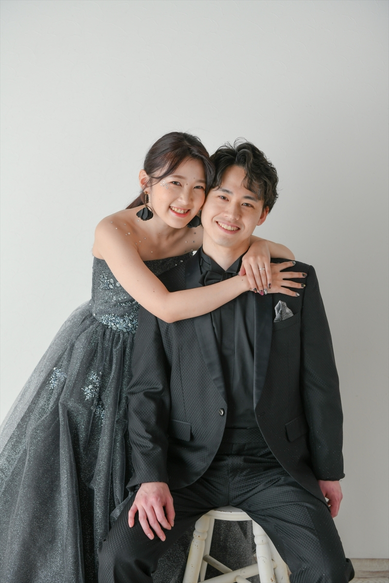 小物も黒で揃えて