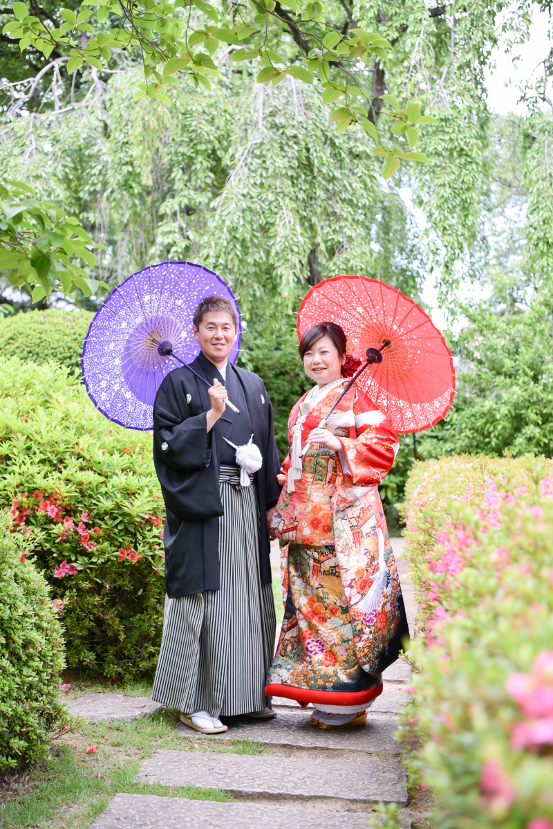 2人それぞれ和傘を持って