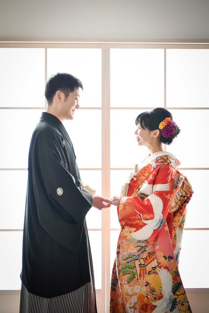 手を取り合って