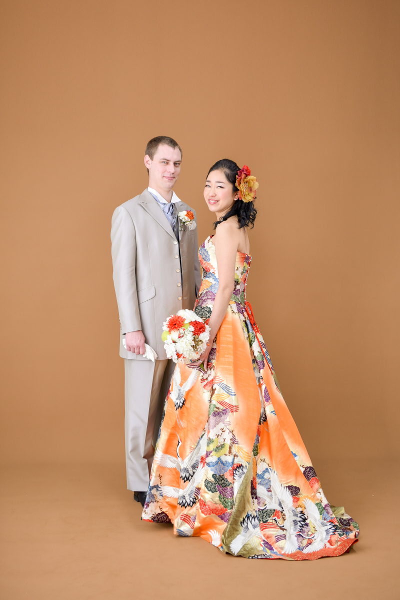 スクリーンを背景に