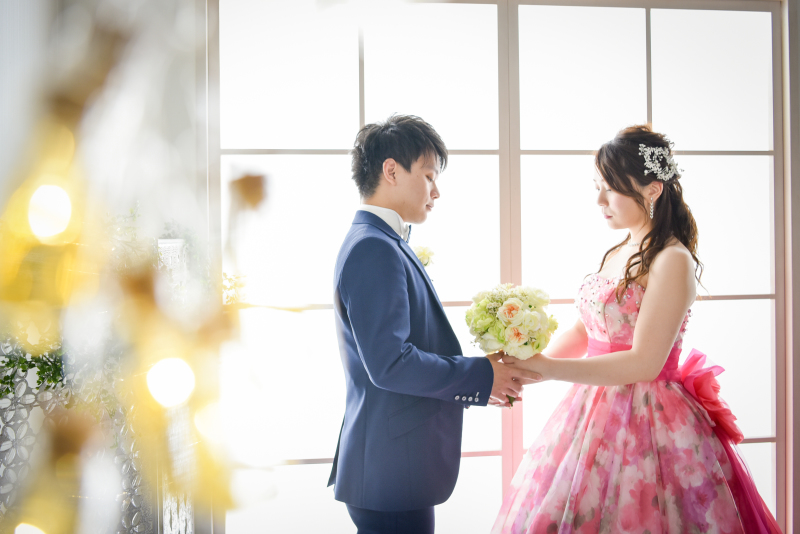 手を取り合って