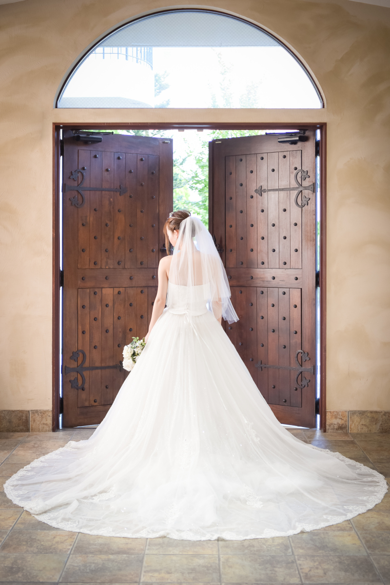 ウエディングドレスでのソロショットも…