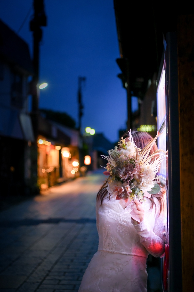 自動販売機の光で