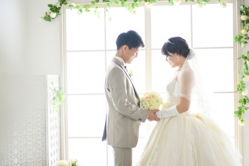 手を取り合って