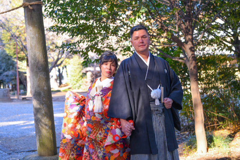 手を取り合って