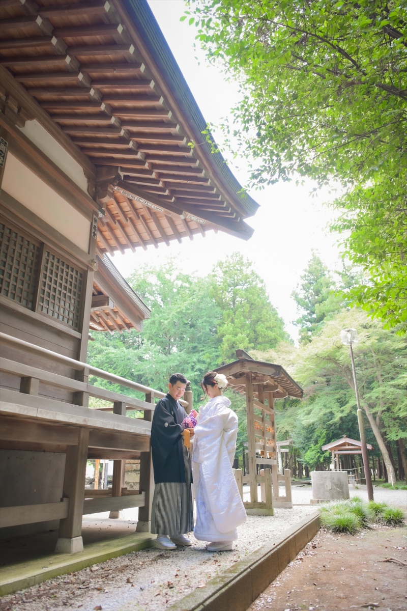 手を取り合って