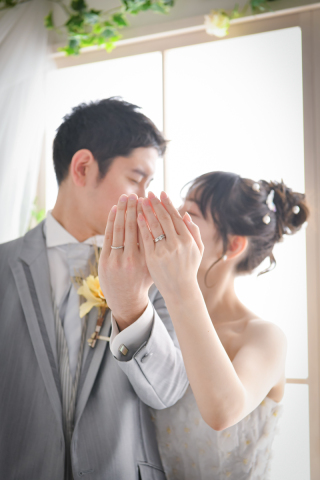 指輪のアップ写真お口もとかくして雰囲気のある写真