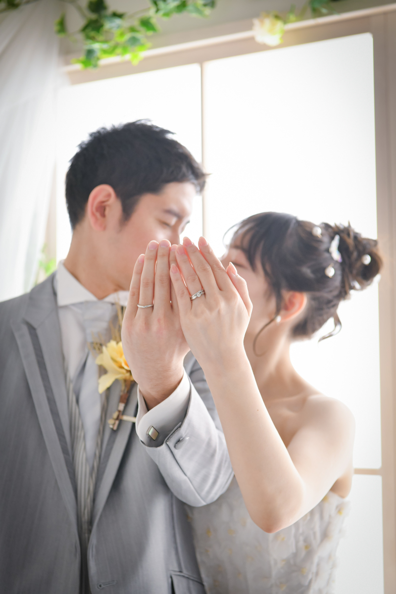 指輪のアップ写真お口もとかくして雰囲気のある写真