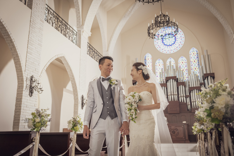 チャペルをバックに退場シーン