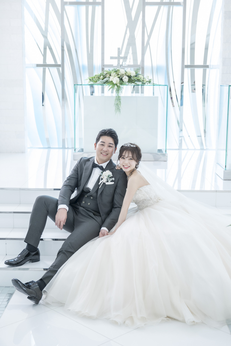 青いステンドグラスを背景に