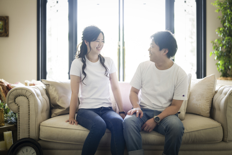 暖かい自然光をバックにお揃いエンゲージフォト