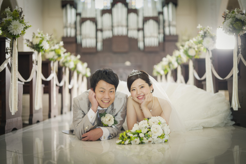 チャペルで寝ころびショット