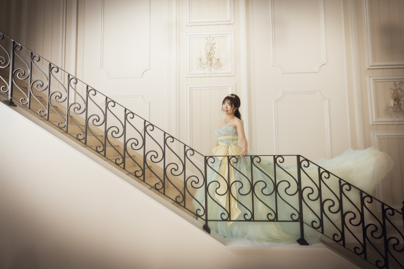 ミントグリーンの大胆リボンカラードレス